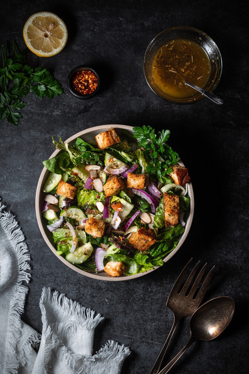 Mixed green salad with croutons, cucumber, red onion and vegan italian dressing.