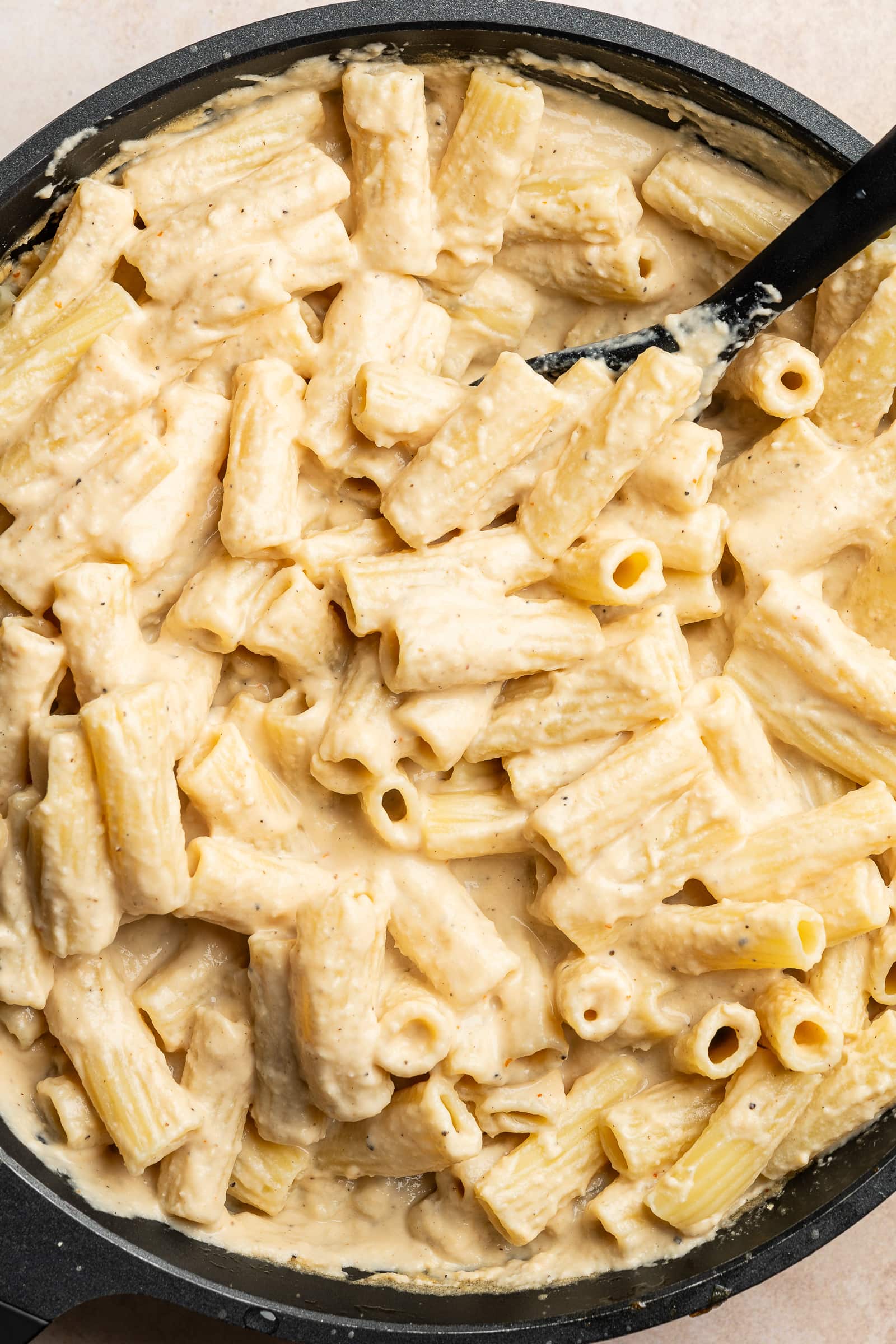 Alfredo cashew pasta in a pan.